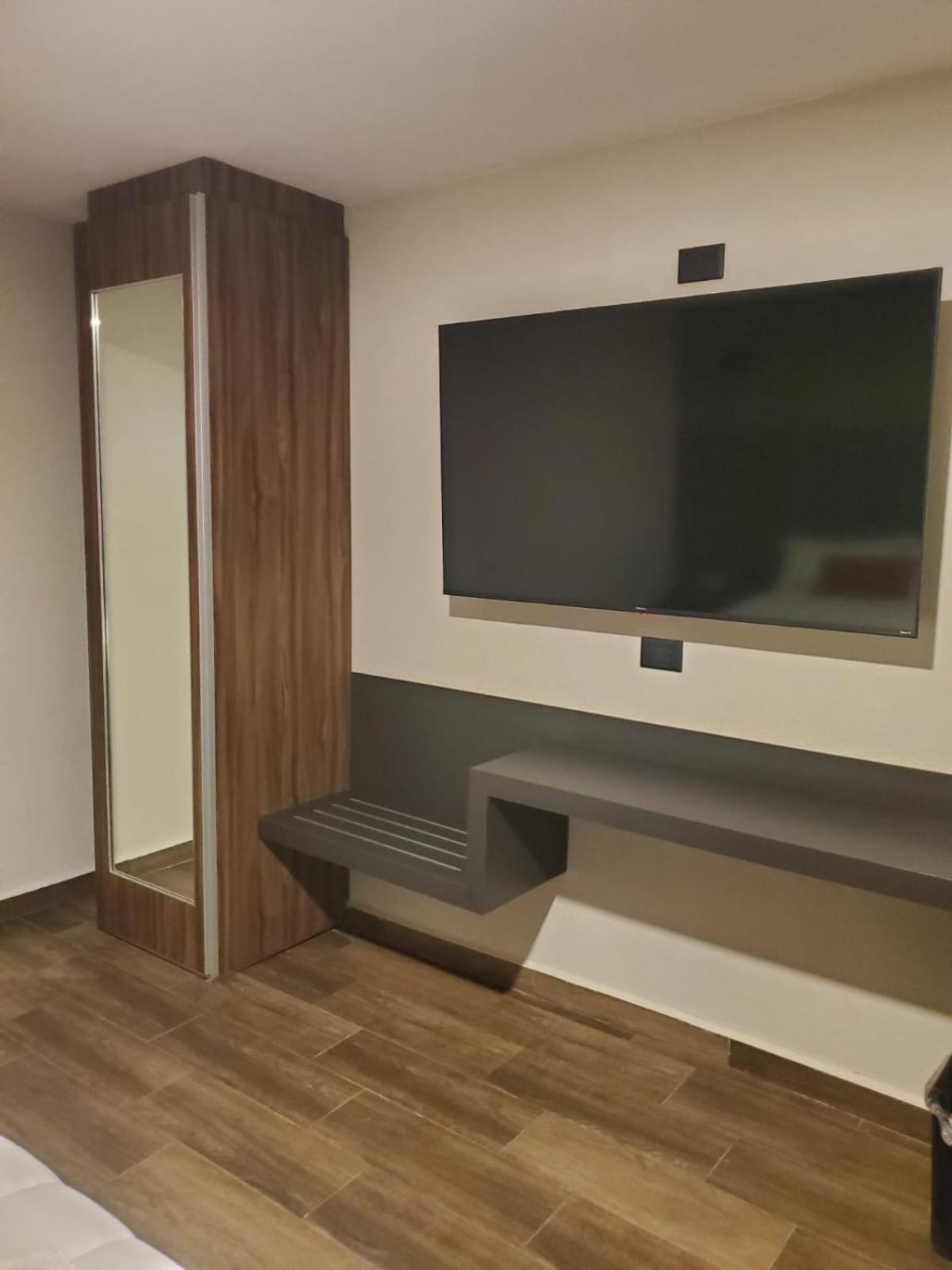 פואבלה Hotel Granada מראה חיצוני תמונה